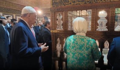 Cumhurbaşkanı Erdoğan, Mısır’dan ayrılmadan önce İmam Şafi Türbesi’ni ziyaret etti