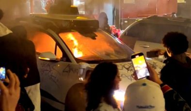 Waymo’nun sürücüsüz taksisi ABD’de ateşe verildi
